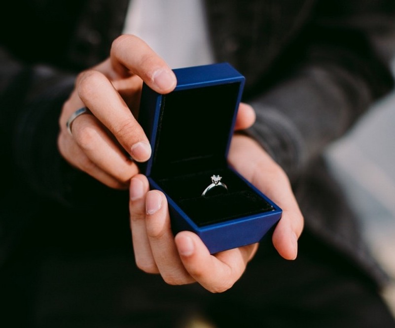 8 Signs He Bought An Engagement Ring