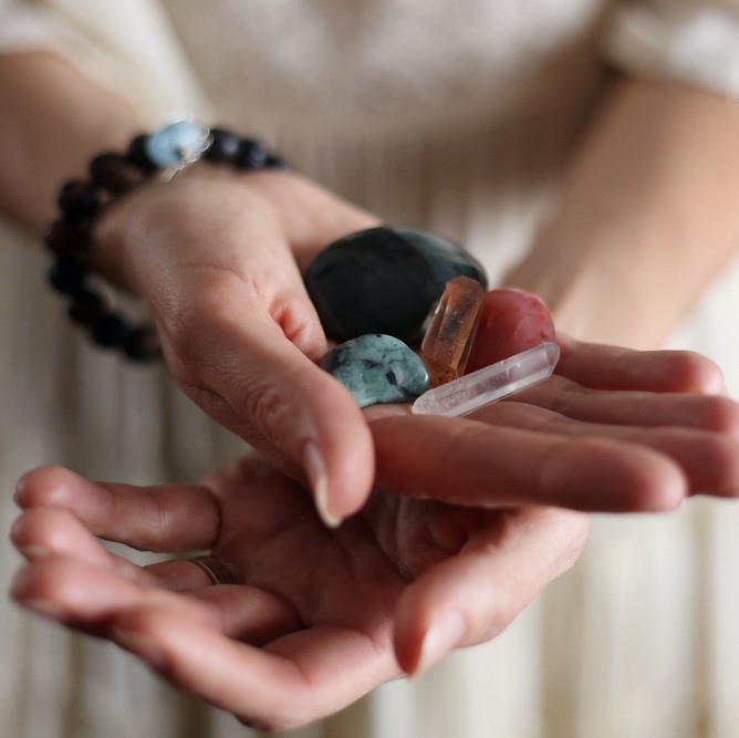 Crystals of Transformation: 12 Healing Stones and Their Magical Purposes